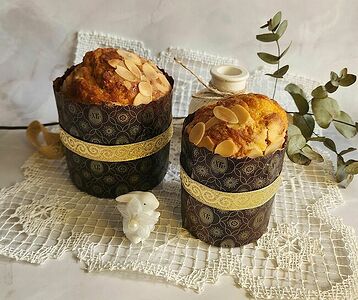 Чудесный куличик на миндальной муке в итальянском стиле с апельсиновым ароматом, запечёнными миндальными лепестками и полезным составом. Без глютена и сахара, с тёмным изюмом и вкусом итальянской Пасхи. Нравится абсолютно всем, - и детям, и взрослым.  Калорийность 316 ккал/100г.  Цена: маленький 220г - 450р  средний 370г - 650р  Состав: яйца куриные, творог 5%, мука рисовая цельнозерновая, сок и цедра апельсина, изюм тёмный, сметана 15%, мука миндальная, крахмал кукурузный, мука кукурузная цельнозерновая, подсластитель изомальт, смесь подсластителей PrebioSweet, разрыхлитель безглютеновый, миндальные лепестки, ксантановая камедь, сода пищевая, соль гималайская розовая.