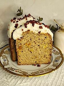 Полезный кулич с золотым изюмом и курагой, с шапочкой маршмеллоу, посыпанный сушёной клюквой. Замечательный кулич с плотностью теста, приближенной к традиционному, но при этом сочный, без сахара, глютена, консервантов, искусственных ароматизаторов, с полезным для пищеварения составом! Не оставляет чувства тяжести ни в теле, ни на душе!  250 ккал/100г.  Маленький кулич 190-200г цена 450р.  Средний кулич 380-400г цена 750р.  Большой кулич 550-600г цена 1000р.