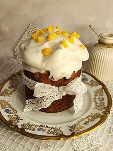 Сочный кулич с изюмом и цитрусовым ароматом, украшенный шапочкой маршмеллоу и посыпанный кусочками сушёного манго.   Сбалансированный полезный состав для хорошего пищеварения и настроения. Без сахара, глютена, искусственных ароматизаторов, консервантов, красителей.   Калорийность 237 ккал/100г.  Цена: большой 510г - 1000р  средний 350г - 750р  Состав: творог 5%, яйца куриные,  мука миндальная, мука рисовая цельнозерновая, подсластитель натуральный эритрит, цедра апельсина и лимона, изюм тёмный,  крахмал кукурузный, масло растительное, сироп топинамбура, мука кукурузная цельнозерновая,  смесь подсластителей PrebioSweet, разрыхлитель безглютеновый, желатин, миндальные лепестки, ксантановая камедь, ванильный экстракт, соль гималайская розовая.