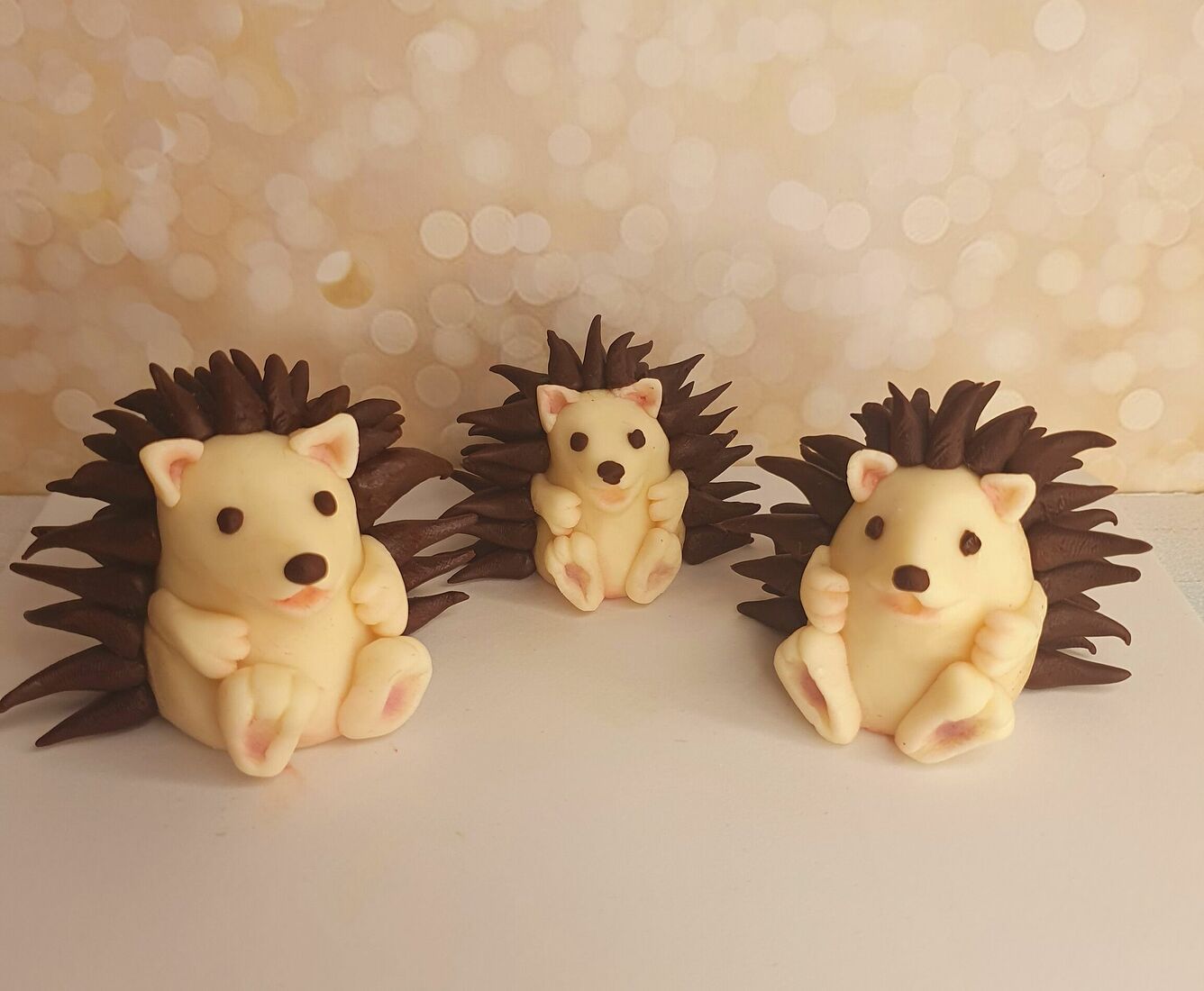 Хотите ёжика - будет вам ёжик! Фантазийные фигурки животных при желании выполняются из пластичной шоколадной массы без сахара. Состав: шоколад или шоколадная глазурь без сахара, сироп цикория. Цена зависит от объёма и сложности работы. Например, композиция из трёх таких ёжиков, сидящих на бисквитном мху, добавит к цене тортика 1000 рублей.