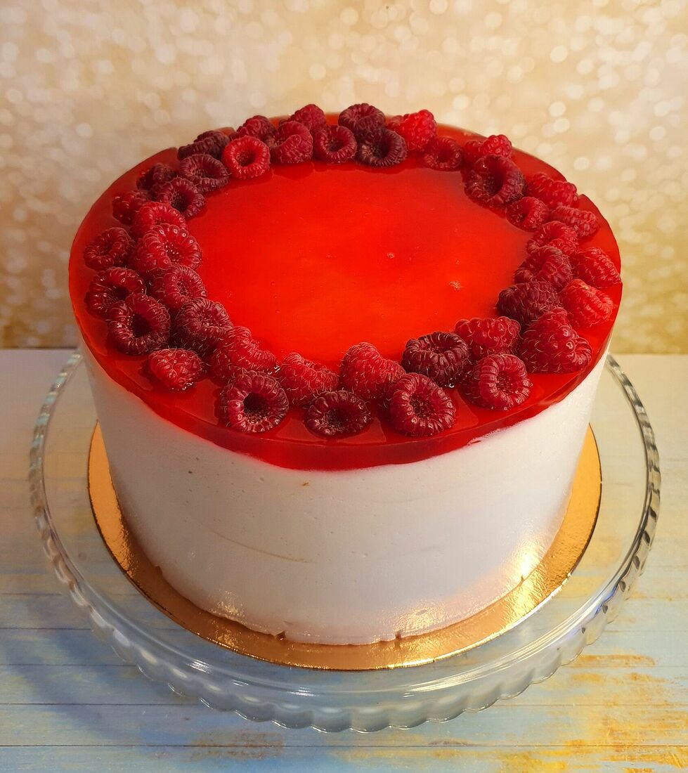 Оформление в виде венка из свежих ягод, иногда с добавлением зелени мяты, тимьяна или розмарина.  Ягодное оформление обычно добавляет от 500 до 900 рублей к цене тортика.