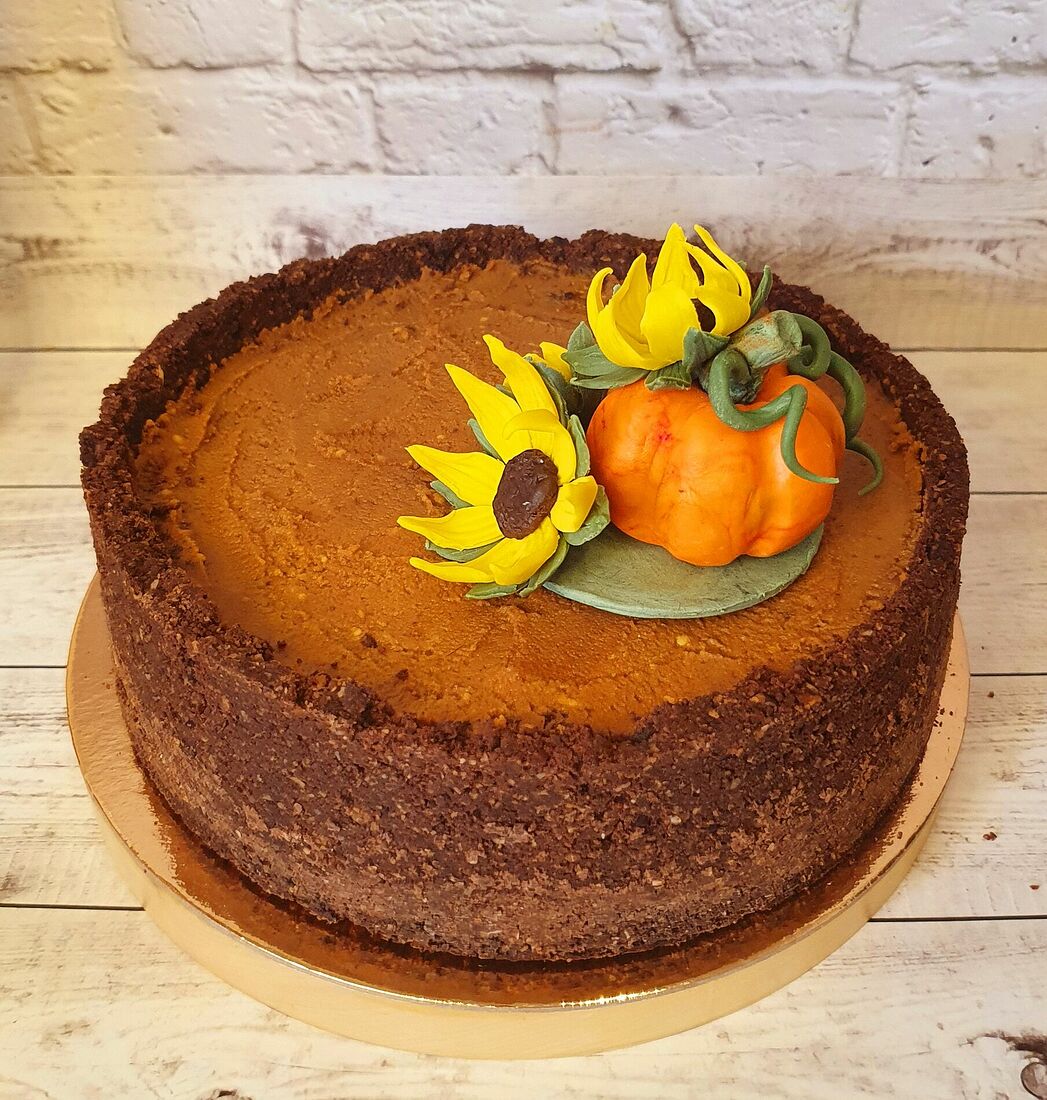 Выполняется из пластичного шоколада без сахара, может быть добавлена  в виде декора на любой торт. Добавляет к цене тортика 900р.