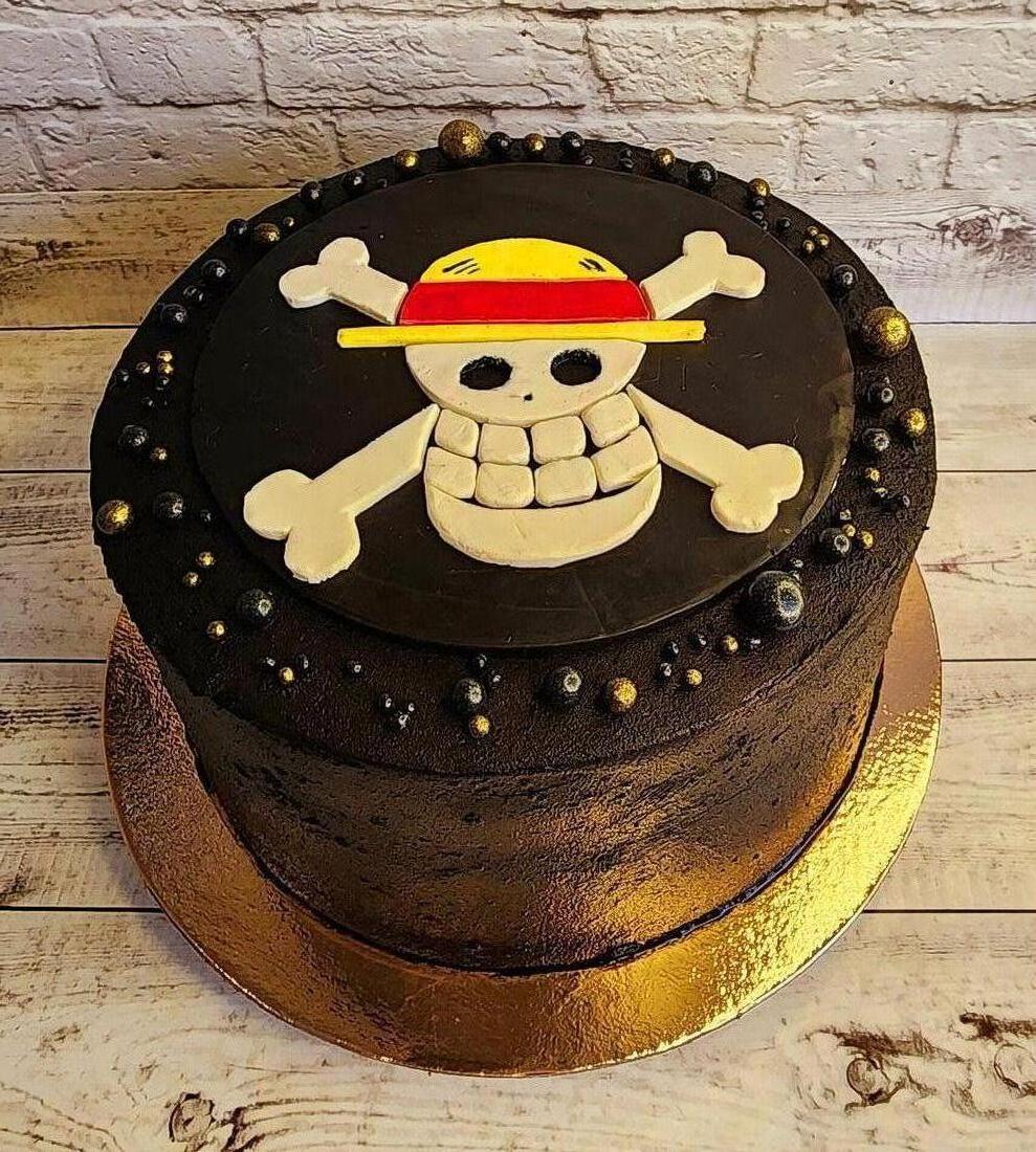 Для покрытия использован не краситель, а специальный чёрный какао-порошок.  Сверху - картинка из пластичного шоколада без сахара. Такое оформление добавляет 600р к стоимости торта.