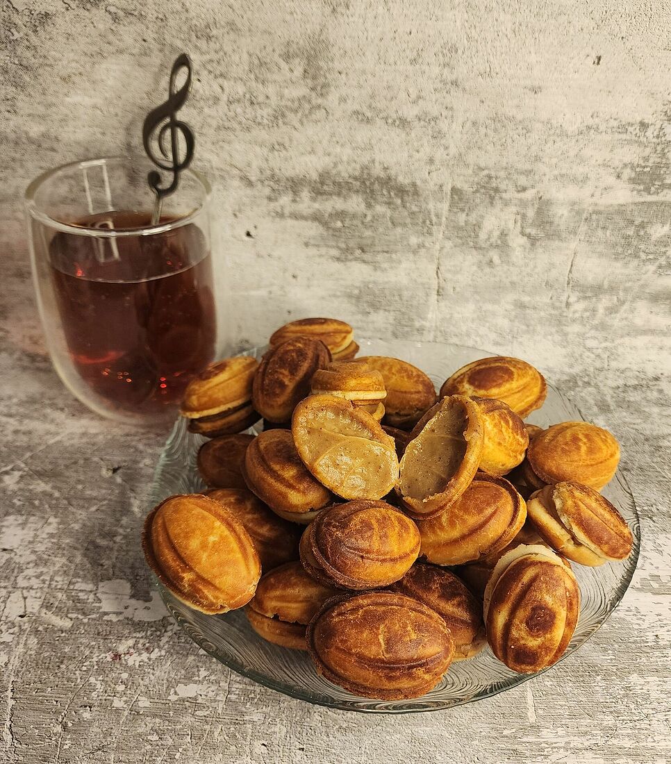 Полезный Тортик. Новый год и Рождество. Орешки, как в детстве! Потрясающие печеньки-скорлупки с нежной "варёной сгущёнкой" внутри! Вкус максимально приближен к традиционному и привычному, но в составе нет сахара, трансжиров и глютена! А есть только полезные ингредиенты! Состав: молоко 1,5%, мука рисовая цельнозерновая, яйцо куриное, сироп топинамбура, сухое обезжиренное молоко, мука миндальная, масло кокосовое, сливочный сыр, кукурузный крахмал, подсластитель PrebioSweet (эритрит и сукралоза), разрыхлитель, ванильный экстракт, соль гималайская розовая.