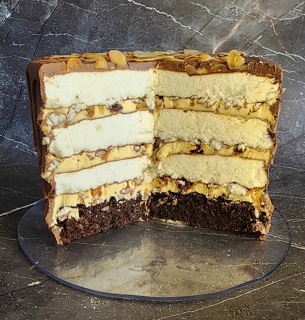 Полезный Тортик. Вкус детства. Графский торт (в оригинале - графские развалины), разрез. Это те самые развалины, но собранные в торт с шоколадным бисквитом и тремя хрустящими меренговыми коржами (безе), с карамельным кремом с кислинкой и начинкой из кусочков чернослива и грецкого ореха и покрытый шоколадным кремом снаружи. Всё это великолепие украшено глазурью из молочного шоколада и обжаренными миндальными лепестками. Тортик невероятно приятный, а безе очень нежное. И самое главное, что он без сахара! Вес тортика 1050г, цена - 4000р. Состав: сливочный сыр, молоко 1,5%, яйца куриные, молочный шоколад без сахара, подсластитель эритрит, подсластитель изомальт, молоко сухое обезжиренное, кукурузный крахмал, чернослив, мука рисовая цельнозерновая, сироп топинамбура, мягкий творог 5%, масло кокосовое, какао порошок, грецкий орех, сок лимона, подсластитель PrebioSweet, разрыхлитель, соль, ванильная паста.