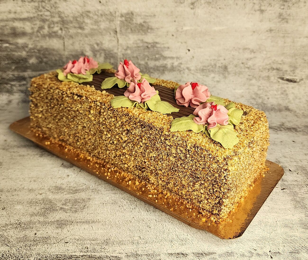 Полезный Тортик. Вкус детства. Торт "Сказка" Это именно он! Тортик с нежными бисквитами, пропитанными коньяком (можно заменить на безалкогольную пропитку), с кремом на заварной основе, засыпанный крошками и украшенный кремовыми цветочками! Но, конечно, на цельнозерновой муке, без сахара и глютена!И с калорийностью ниже, чем традиционная "Сказка". Вес тортика 900г, калорийность 233 ККАЛ/100г. Цена 2700р. Состав: сливочный сыр, яйца куриные, молоко 1,5%, мука рисовая цельнозерновая, сироп топинамбура, коньяк, подсластитель эритрит,крахмал кукурузный, мука миндальная, подсластитель PrebioSweet, какао порошок, молоко сухое обезжиренное, разрыхлитель, краситель натуральный сок ячменя, краситель натуральный сок свёклы, сок лимона, соль розовая гималайская, ванильная паста.