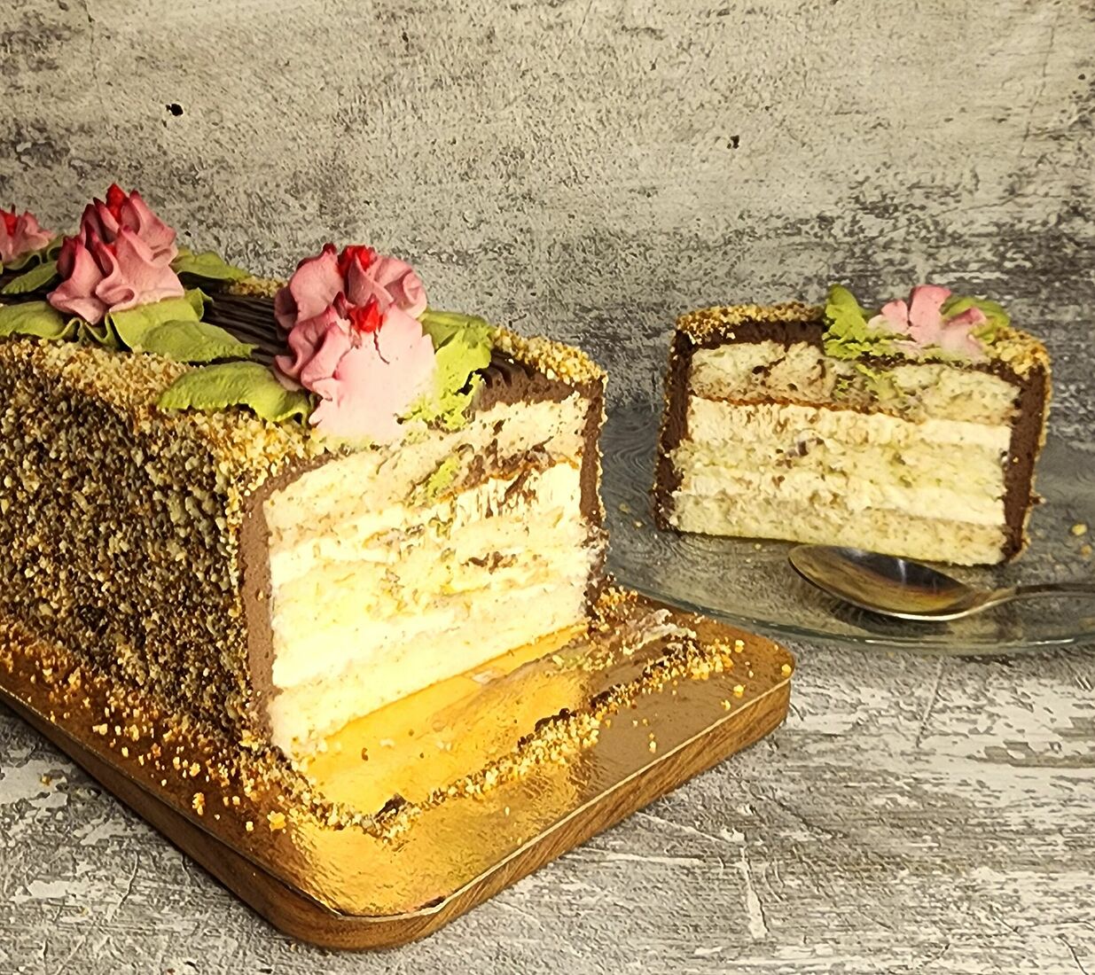 Полезный Тортик. Вкус детства. Сказка, разрез. Это именно он! Тортик с нежными бисквитами, пропитанными коньяком (можно заменить на безалкогольную пропитку), с кремом на заварной основе, засыпанный крошками и украшенный кремовыми цветочками! Но, конечно, на цельнозерновой муке, без сахара и глютена!И с калорийностью ниже, чем традиционная "Сказка". Вес тортика 900г, калорийность 233 ККАЛ/100г. Цена 2700р. Состав: сливочный сыр, яйца куриные, молоко 1,5%, мука рисовая цельнозерновая, сироп топинамбура, коньяк, подсластитель эритрит,крахмал кукурузный, мука миндальная, подсластитель PrebioSweet, какао порошок, молоко сухое обезжиренное, разрыхлитель, краситель натуральный сок ячменя, краситель натуральный сок свёклы, сок лимона, соль розовая гималайская, ванильная паста.