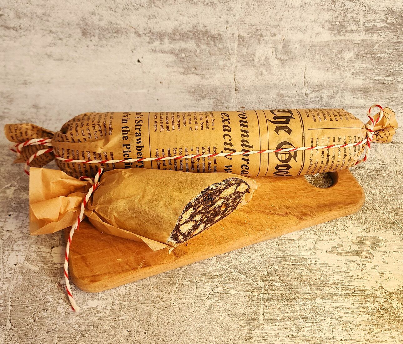 Полезный Тортик. Вкус детства. Шоколадная колбаса Любимая всеми детская сладость, шоколадная колбаса, но нежнее и полезнее, чем её традиционный вариант. Без сахара, глютена, белой рафинированной муки и кучи вредных жиров. Тающая во рту и дарящая прекрасные мгновения! Очень рекомендую с чаем :) Калорийность 330 ккал/100г. Вес 450 г. Цена 1200р. Состав: молоко 1,5%, мука рисовая цельнозерновая, молочный шоколад без сахара, яйца куриные, миндальная мука, сыр сливочный, какао порошок кондитерский, грецкие орехи, сироп топинамбура, масло кокосовое, разрыхлитель, соль гималайская розовая, подсластитель PrebioSweet.