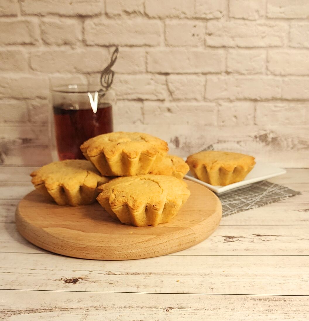 Полезный Тортик. Вкус детства. Корзиночки с вишней Всеми любимые корзиночки из рассыпчатого песочного теста с сочной вишнёвой начинкой. Без рафинированной белой муки, без глютена, без сахара и вредных жиров. Размер корзиночек такой же, как в традиционном варианте. В коробке 4 шт. Калорийность 283 ккал/100г Цена 600р. Состав: вишня без косточки, мука рисовая цельнозерновая, сироп топинамбура, мука миндальная, мука кукурузная, масло кокосовое, яблочное пюре, кукурузный крахмал, разрыхлитель, подсластитель PrebioSweet, корица, соль розовая гималайская, ванильный экстракт, перец душистый.