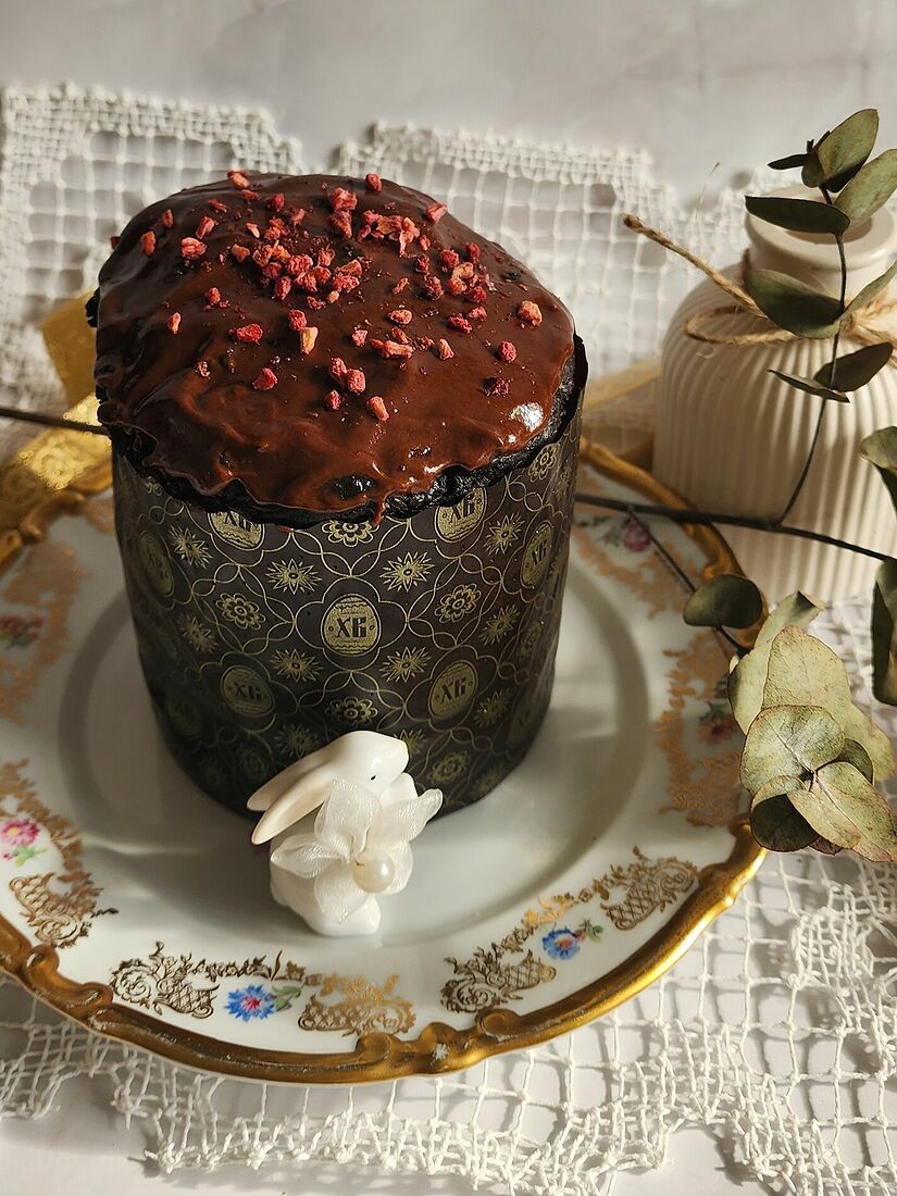 Полезный Тортик. Пасха (Полезные куличи и другие пасхальные десерты). Шоколадный кулич Это просто радость в чистом виде для любителей шоколада! Сочный кулич с кусочками шоколада, покрытый шоколадной помадкой, посыпанной сублимированной малиной. Полезный состав, только цельнозерновая мука, без глютена и сахара! Калорийность 277 ккал/100г Цена: большой 570г - 1400р, средний 380г - 950р. Состав: мягкий творог 5%, яйца куриные, сметана, шоколад молочный без сахара, какао порошок, мука из овсяных отрубей, мука рисовая цельнозерновая, крахмал кукурузный, масло растительное, смесь натуральных подсластителей PrebioSweet, молоко коровье, разрыхлитель, сода пищевая, камедь ксантановая.