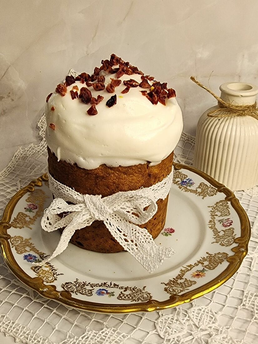 Полезный Тортик. Пасха (Полезные куличи и другие пасхальные десерты). Классический ванильный пп-кулич Полезный кулич с золотым изюмом и курагой, с шапочкой маршмеллоу, посыпанный сушёной клюквой. Замечательный кулич с плотностью теста, приближенной к традиционному, но при этом сочный, без сахара, глютена, консервантов, искусственных ароматизаторов, с полезным для пищеварения составом! Не оставляет чувства тяжести ни в теле, ни на душе! 250 ккал/100г. Маленький кулич 190-200г цена 450р. Средний кулич 380-400г цена 750р. Большой кулич 550-600г цена 1000р. Состав: яйцо куриное, сметана 15%, сухофрукты (изюм, курага, клюква), мягкий творог 5%, мука рисовая цельнозерновая, мука из овсяных отрубей, яблочное пюре, масло растительное, кукурузный крахмал, смесь натуральных подсластителей PrebioSweet, сироп топинамбура, разрыхлитель без глютена, желатин, сок лимона, сода пищевая, натуральный загуститель ксантановая камедь, экстракт ванили.
